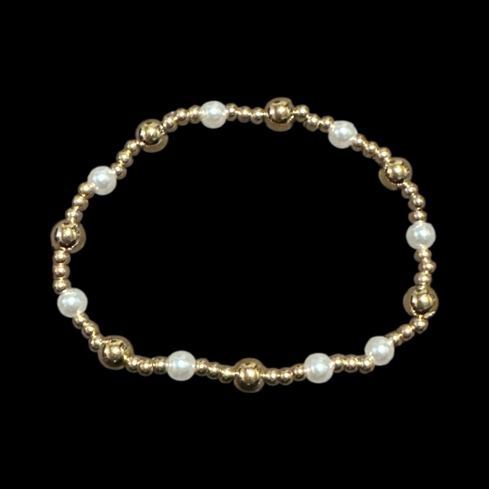 Elegant Gold and Pearl Bracelet - Picture 3 of 3